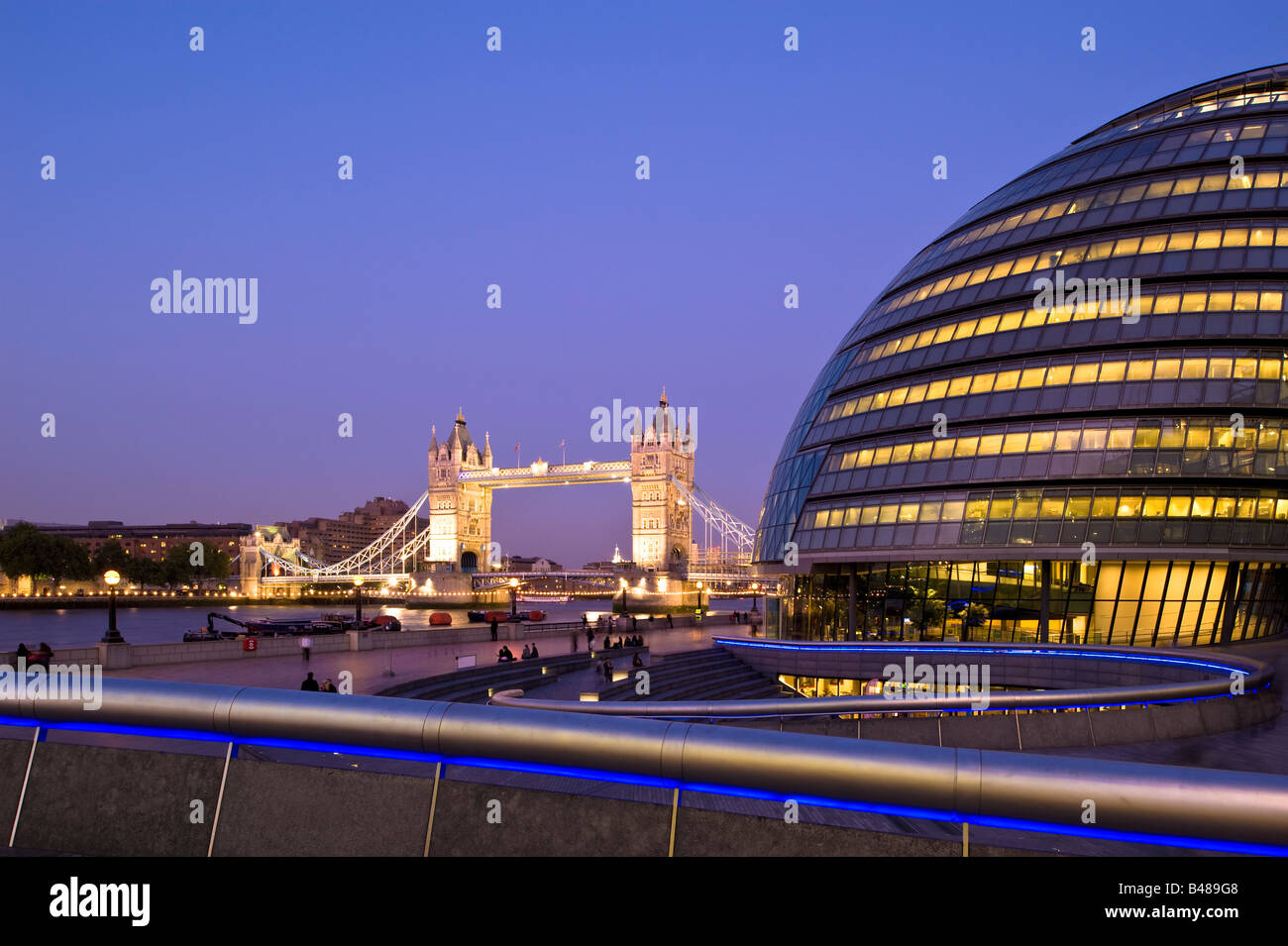 Le Tower Bridge et l'Hôtel de ville vu de plus London Riverside au crépuscule SE1 London United Kingdom Banque D'Images