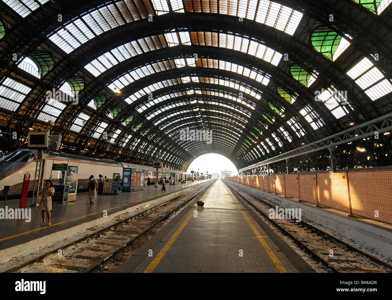 Intérieur de la gare centrale de Milan, qui est célèbre pour son grand dôme en verre. Photo prise à Milan, Italie. Banque D'Images