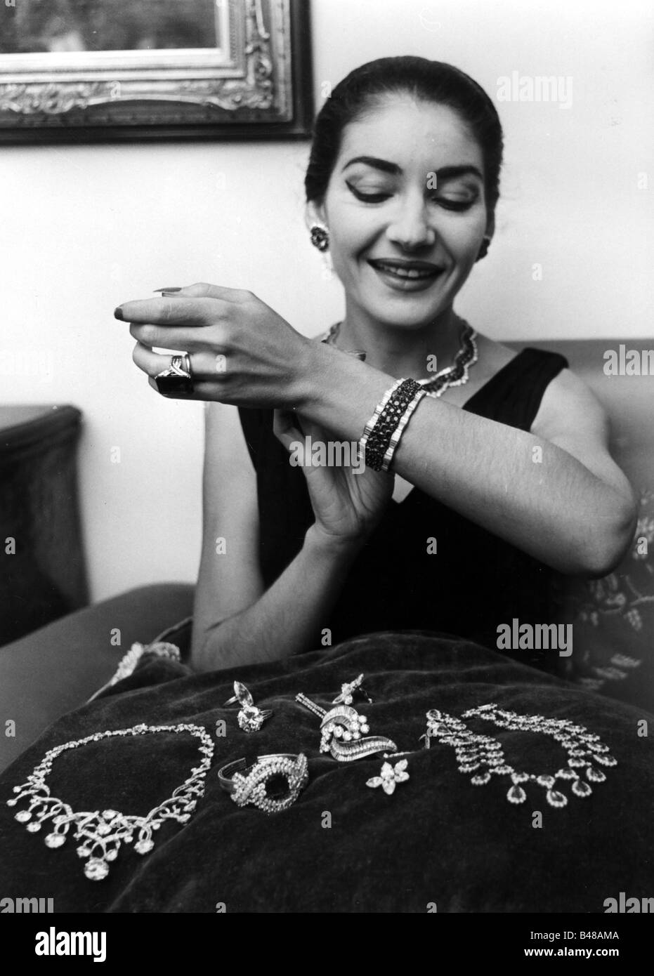 Callas, Maria, 3.12.1923 - 16.9.1977, chanteuse italienne (soprano) d'origine grecque, mi-longueur, bracelet d'application, Milano, octobre 1957, Banque D'Images