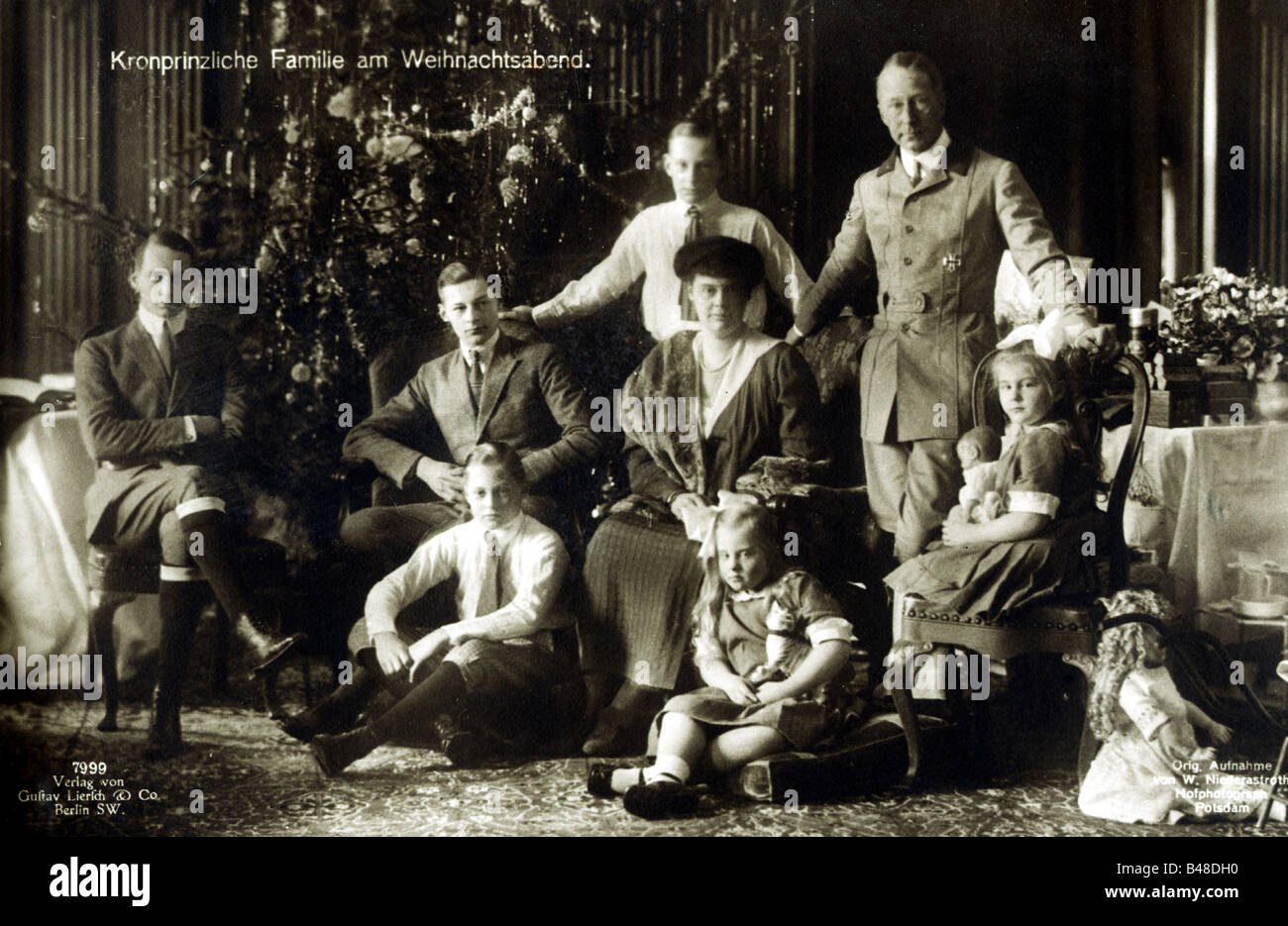 William, 6.5.1882 - 20.7.1951, prince héritier allemand 15.6.1888 - 9.11.1918, célébrant noël avec sa famille, Château de Cecilienhof, carte postale, vers 1920, Banque D'Images