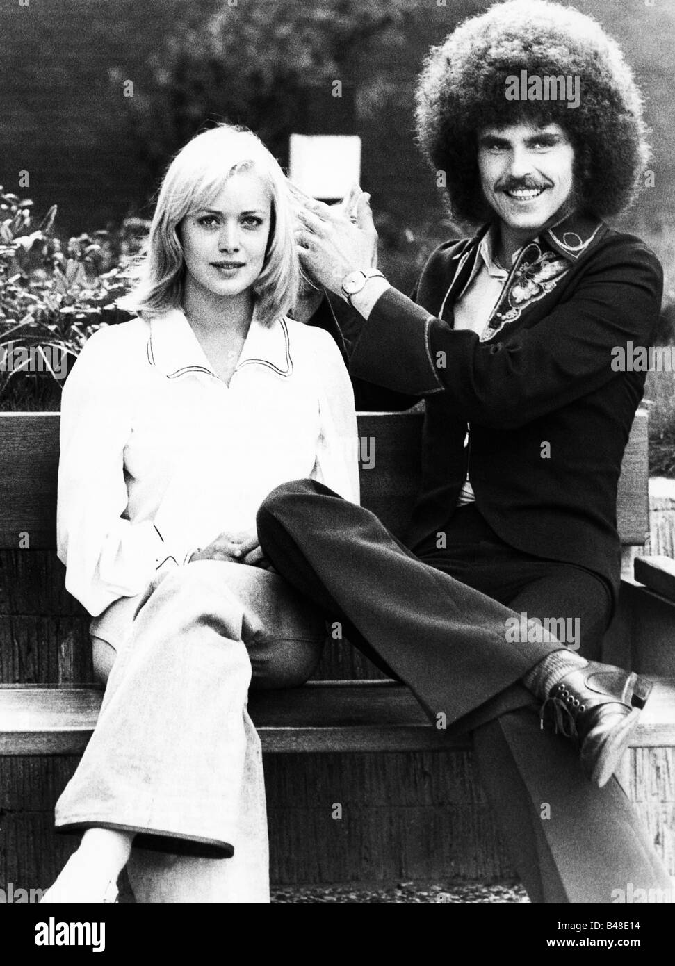 Inger, Siw, * 7.3.1953, chanteuse suédoise, demi-longueur, assise sur banc, avec John long, juin 1973, (nom de naissance: SIW-Inger Svensson), Siw - Inger, crooner, pop music, hairstyle, hair-do, afro, FLARE, femme, Banque D'Images Inger, Siw, * 7.3.1953, chanteuse suédoise, demi-longueur, assise sur banc, avec John long, juin 1973, (nom de naissance: SIW-Inger Svensson), Siw - Inger, crooner, pop music, hairstyle, hair-do, afro, FLARE, femme, Banque D'Images