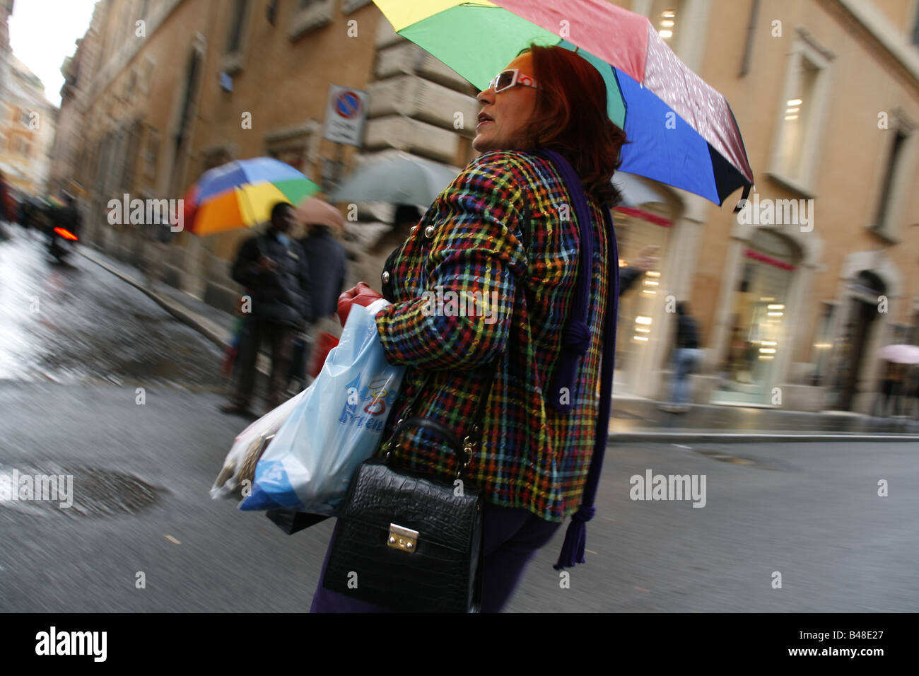 Clients mystères de la pluie sur la route de la rue Via Condotti à Rome, Italie Banque D'Images