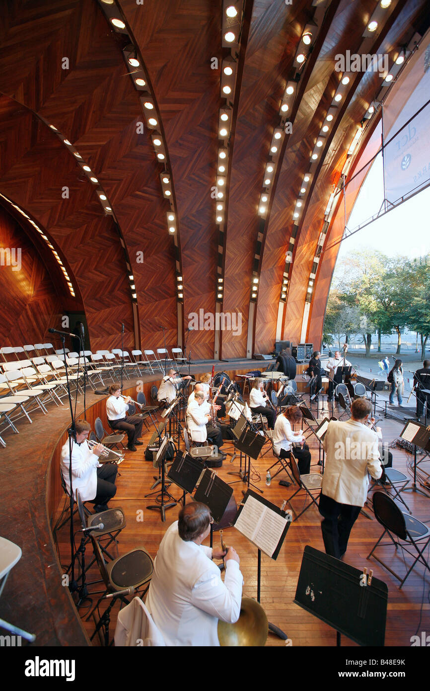 Boston Landmarks Orchestra morceaux avant un spectacle à la trappe sur l'Esplanade de Shell dans la région de Boston Massachusetts Banque D'Images
