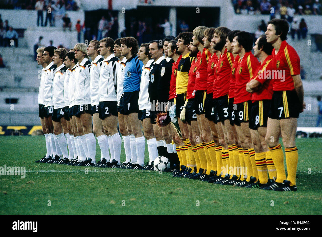 Sport / Sports, football, football, championnat d'Europe, EURO 1980, équipe nationale allemande et belge et arbitre, photo de groupe, Allemagne finale contre la Belgique, 2:1 (1:0), Rome, Italie, 22.6.1980, Europe, championnats, finale, finale, match, historique, XXe siècle, peuple, années 1980, Banque D'Images