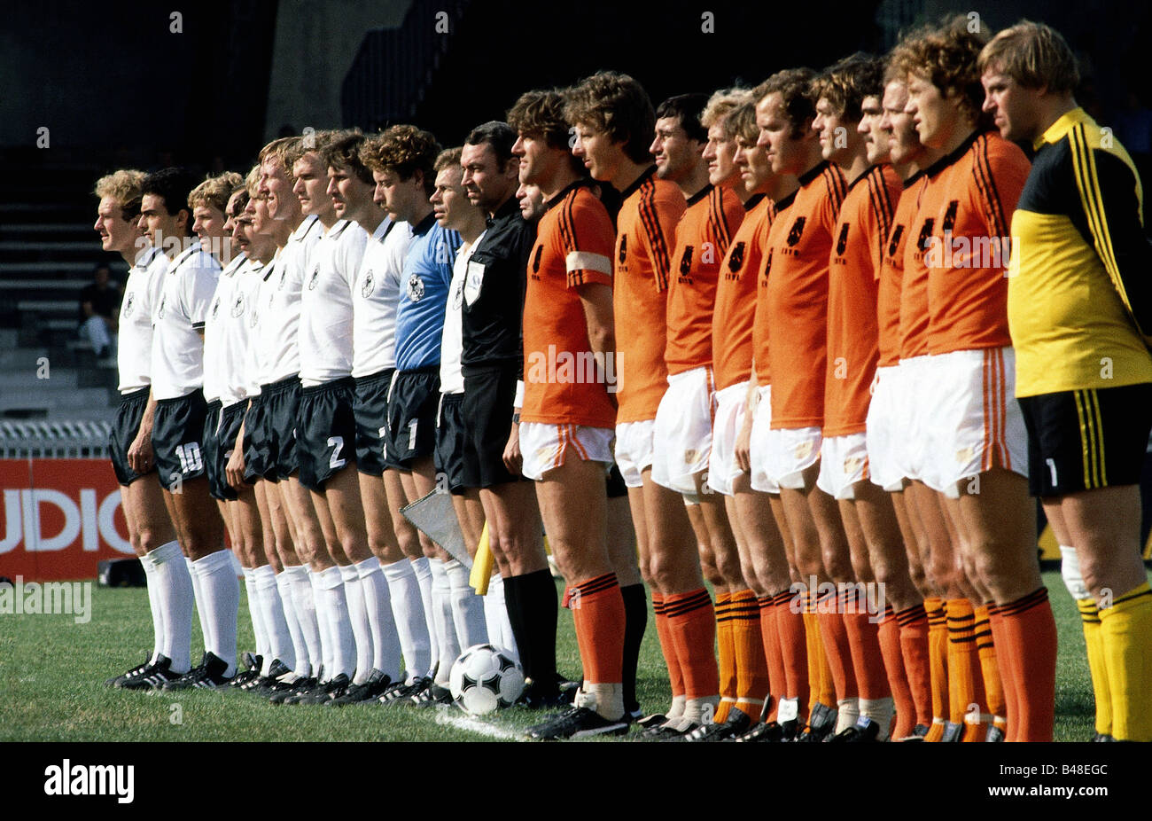 Sport / Sports, football, football, championnat d'Europe, EURO 1980, équipe nationale allemande et néerlandaise et arbitre, photo de groupe, finale tour Allemagne contre Pays-Bas, 3:2 (1:0), Naples, Italie, 14.6.1980, championnats, Europe, match, historique, XXe siècle, gens, années 1980, Banque D'Images