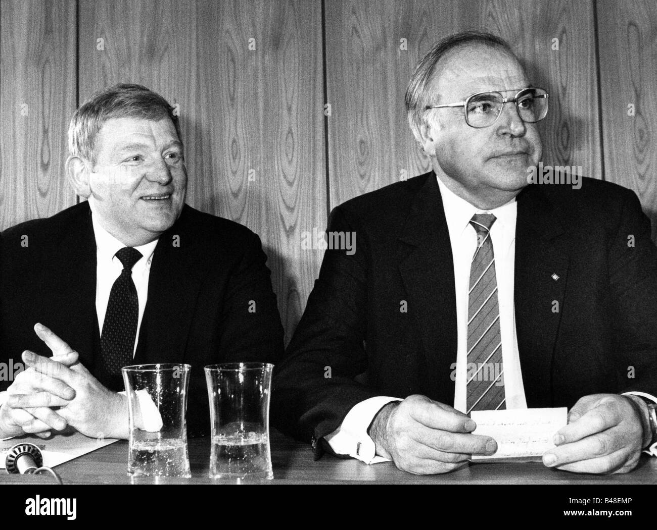 Kohl, Helmut, * 3.4.1930, politicien allemand (CDU), chancelier de l'Allemagne 1982 - 1998, demi-longueur, avec le porte-parole du gouvernement Friedhelm Ost, 1985, Banque D'Images