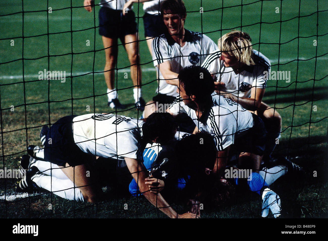 Sport / Sports, football, football, championnat d'Europe, EURO 1980, final, Allemagne contre la Belgique (2:1) à Rome, Italie, 22.6.1980, jubilation de l'équipe allemande après la victoire, Europe, championnats, finale, finale, match, historique, historique, XXe siècle, peuple, années 1980, Banque D'Images