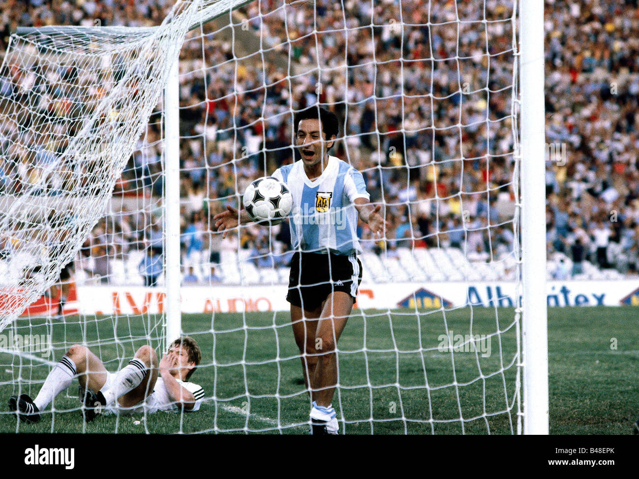 Sport / Sports, football, football, coupe du monde, Copa de Oro/Mini coupe du monde, Argentine contre l'Allemagne (2:1) à Montevideo, Uruguay, 1-1-1981, but 2:1, joueur de l'équipe Argentine, scène, match, historique, XXe siècle, peuple, 1980, Banque D'Images