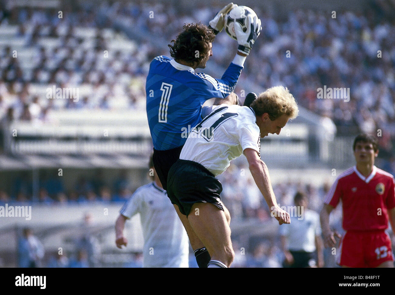 Sport / Sports, football, football, championnat d'Europe, EURO 1984, Allemagne contre la Roumanie (2:1) à Lens, France, 17.6.1980, scène avec Karl-Heinz Rummenigge, Europe, championnats, duel, capitaine d'équipe, gardien de but, Karl Heinz, Karlheinz, match, historique, XXe siècle, peuple, années 1980, Banque D'Images