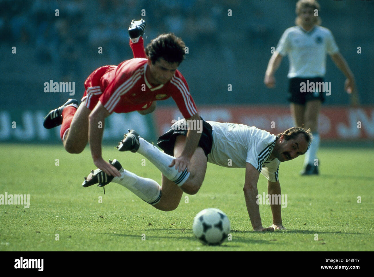 Sport / Sports, football, football, championnat d'Europe, EURO 1984, Allemagne contre Roumanie (2:1) à Lens, France, 17.6.1980, scène avec Ulrich Stilike, footballeur, action, Europe, championnats, Uli, duel, match, historique, historique, XXe siècle, gens, années 1980, Banque D'Images