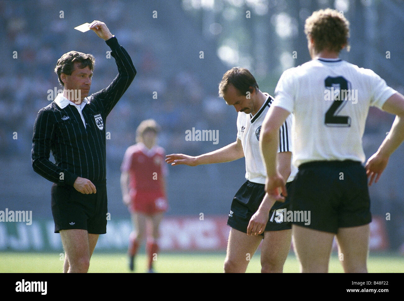 Sport / Sports, football, football, championnat d'Europe, EURO 1984, Allemagne contre la Roumanie (2:1) à Lens, France, 17.6.1980, scène avec Ulrich Stilike, Hans Peter Briegel et arbitre Keizer, footballeur, action, Europe, championnats, duel, Uli, Stilike, carte jaune, match, historique, historique, XXe siècle, peuple, années 1980, Banque D'Images