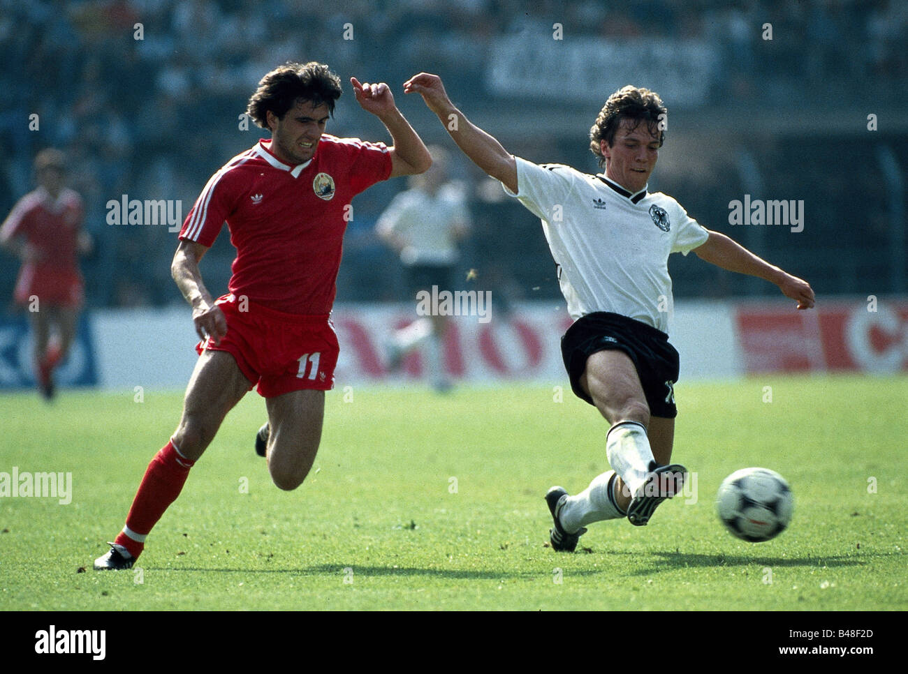 Sport / Sports, football, football, championnat d'Europe, EURO 1984, Allemagne contre Roumanie (2:1) à Lens, France, 17.6.1980, scène avec Lothar Matthäus, Matthaeus, Matthaus, Europe, championnats, duel, match, historique, historique, XXe siècle, gens, années 1980, Banque D'Images