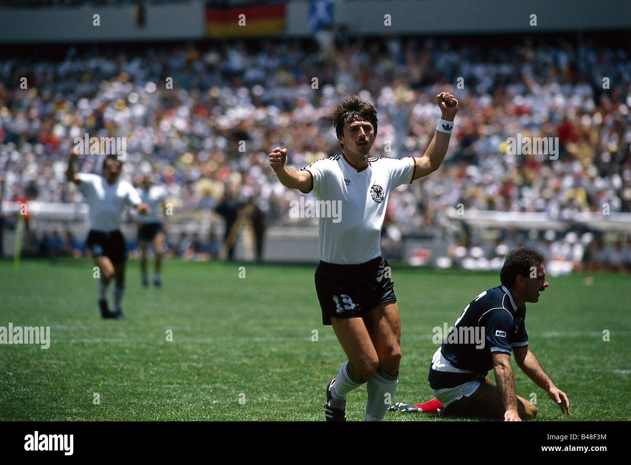 Sport / Sports, football, football, coupe du monde 1986, finale, match de groupe, Allemagne contre l'Ecosse, (2:1) à Queretaro, Mexique, 8.6.1986, scène avec Klaus Allofs, jubilation après but (49ème minute), match, historique, CEAM historique, XXe siècle, peuple, années 1980, Banque D'Images