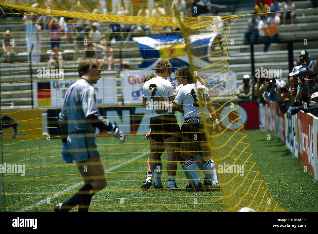 Sport / Sports, football, football, coupe du monde 1986, finale, match de groupe, Allemagne contre l'Ecosse, (2:1) à Queretaro, Mexique, 8.6.1986, but de Klaus Allofs, Hans Peter Briegel, Felix Magath, but net, net, match, historique, CEAM XXe siècle, peuple, années 1980, Banque D'Images