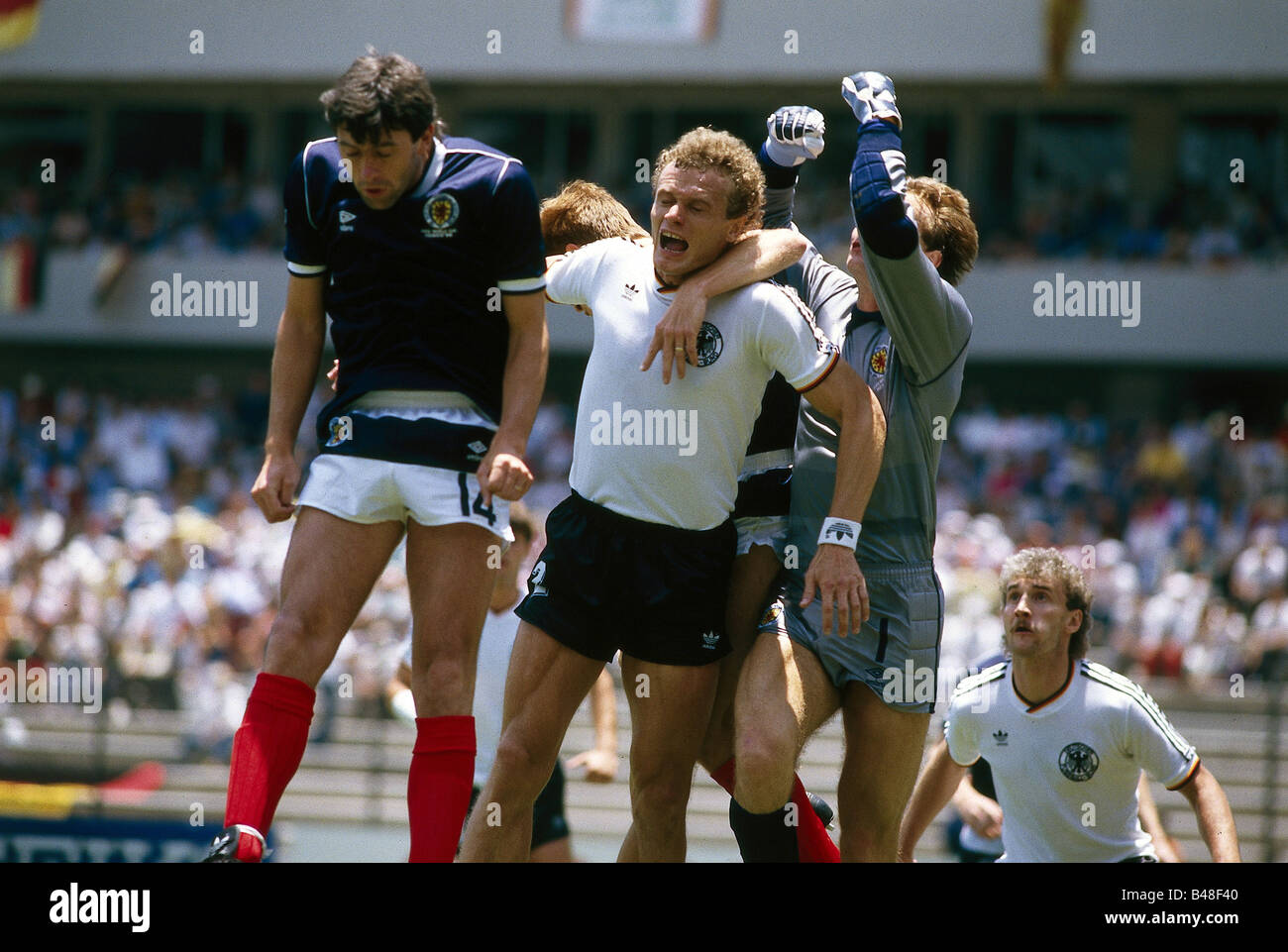 Sport / Sports, football, football, coupe du monde 1986, finale, match de groupe, Allemagne contre l'Ecosse, (2:1) à Queretaro, Mexique, 8.6.1986, scène avec Hans Peter Briegel et Rudi Völler, Voeller, duel, gardien de but, 1980, historique, CEAM, XXe siècle, peuple, Banque D'Images