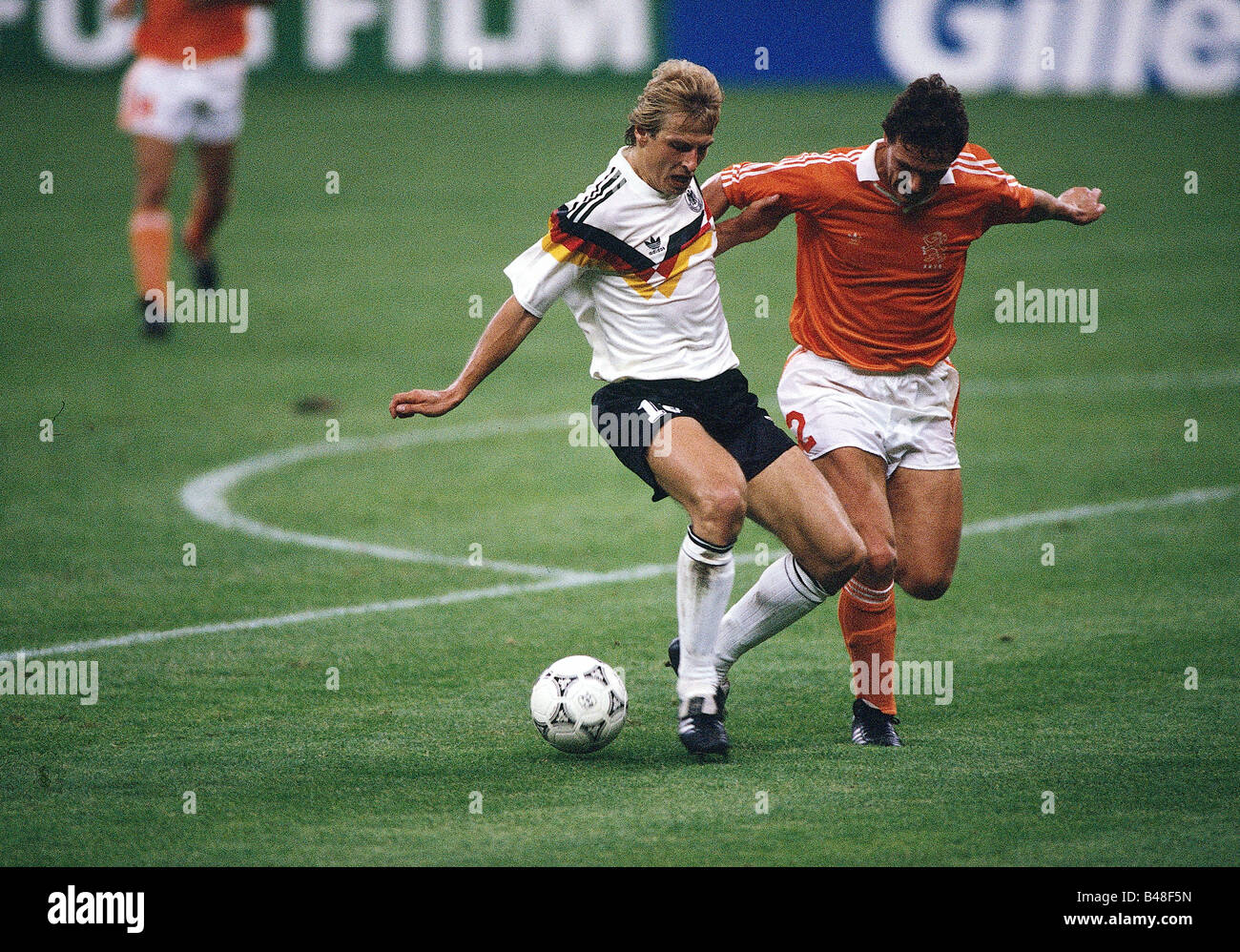 Sport, football, championnat du monde, Allemagne contre Pays-Bas, (2:1), Milan, Italie, Jürgen Klinsmann et Berry van Aerle, 24.6.1990, Banque D'Images
