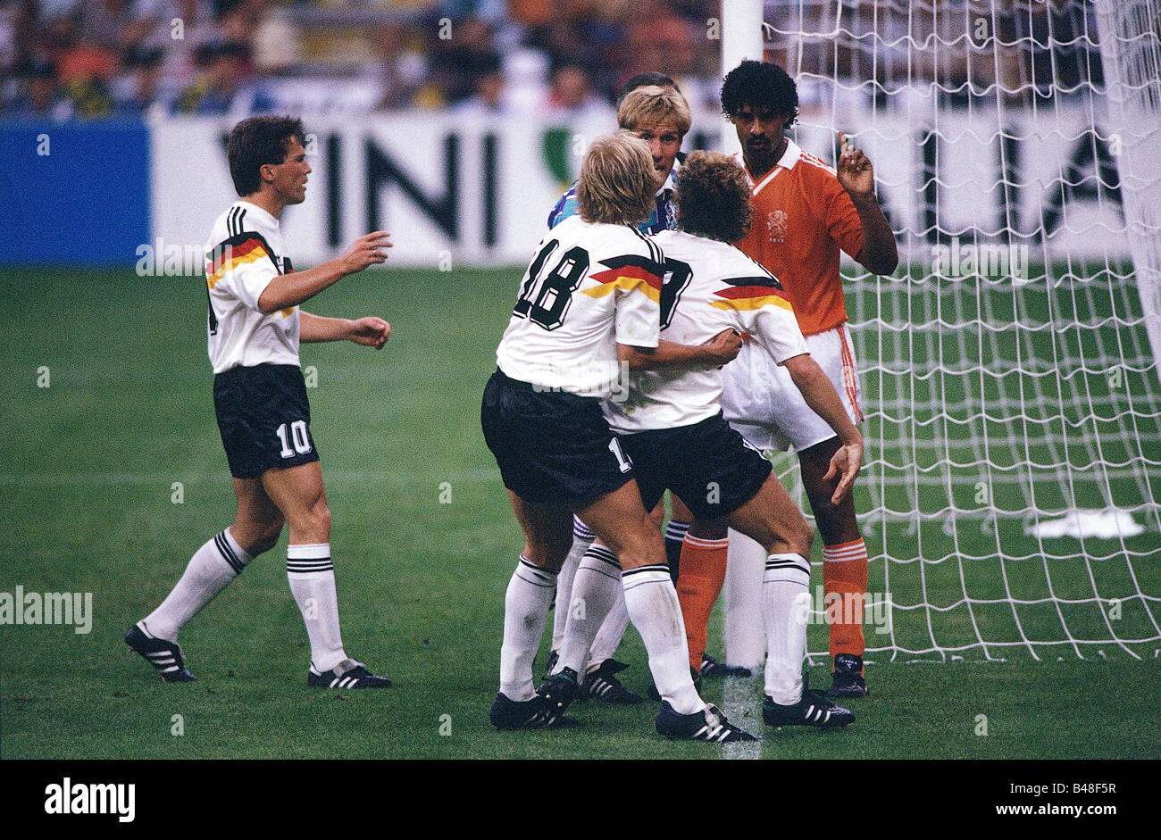 Sport, football, championnat du monde, l'Allemagne et les Pays Bas, (2:1), Milan, Italie, Rudi Völler et Frank Rijkaard, 24.6.1990, Banque D'Images