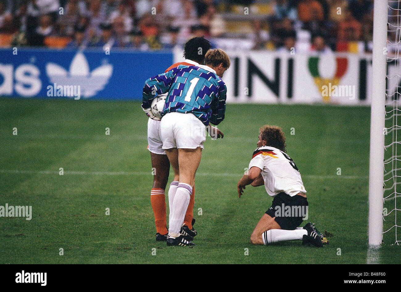 Sport, football, championnat du monde, Allemagne contre Pays-Bas, (2:1), Milan, Italie, Rudi Völler, Frank Rijkaard et Hans van Breukelen, 24.6.1990, Banque D'Images