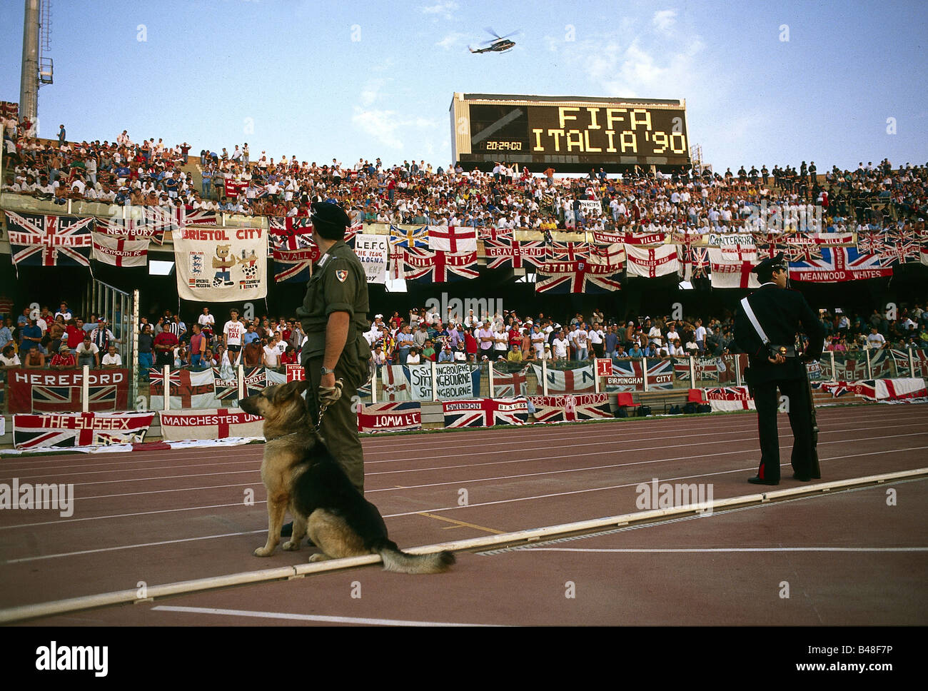 Sport / Sports, football, football, coupe du monde 1990, finale, match de groupe, Angleterre contre les Pays-Bas, Cagliari, Italie, 16.6.1990, fans anglais, police, contrôle, fans, courbe de ventilateur, drapeaux, bannière, match, historique, XXe siècle, gens, années 1990, Banque D'Images