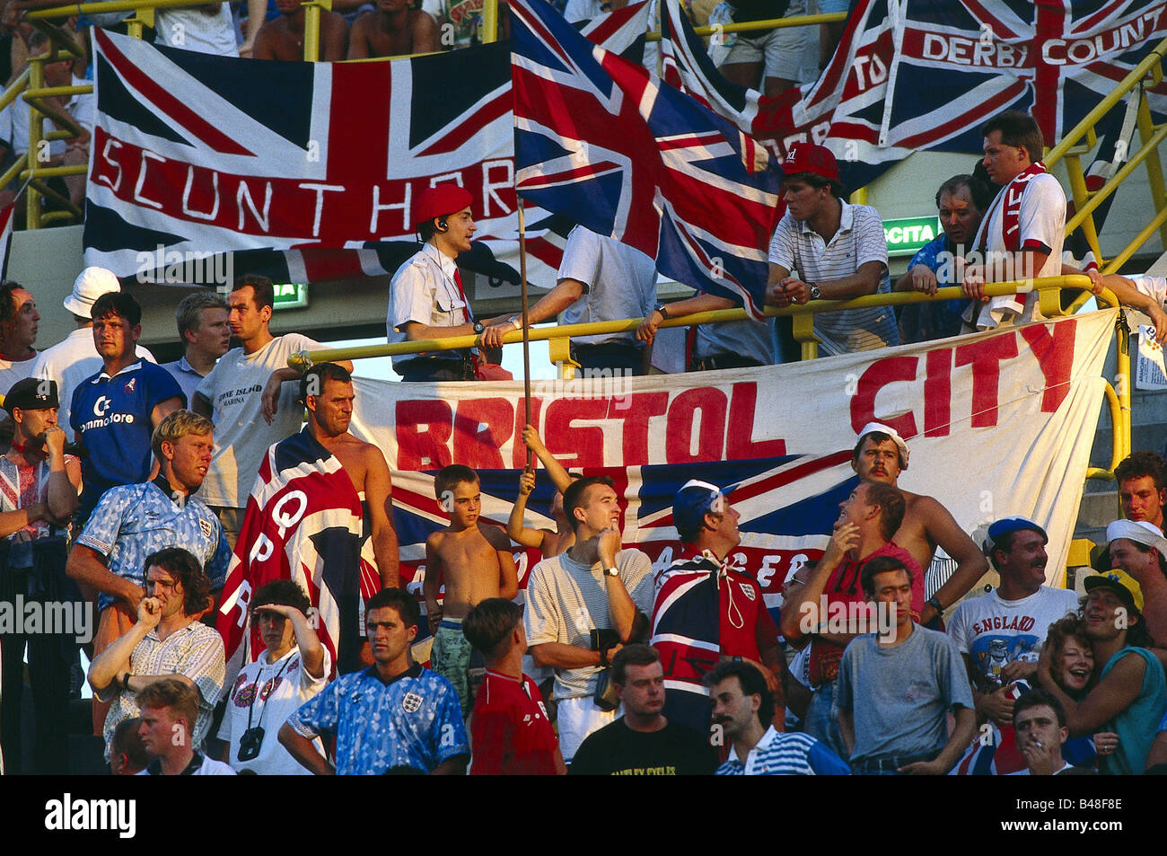 Sport / Sports, football, football, coupe du monde 1990, finale, match de groupe, Angleterre contre les Pays-Bas, Cagliari, 16.6.1990, fans anglais, fan, courbe de ventilateur, drapeaux, bannière, match, historique, XXe siècle, personnes, années 1990, Banque D'Images