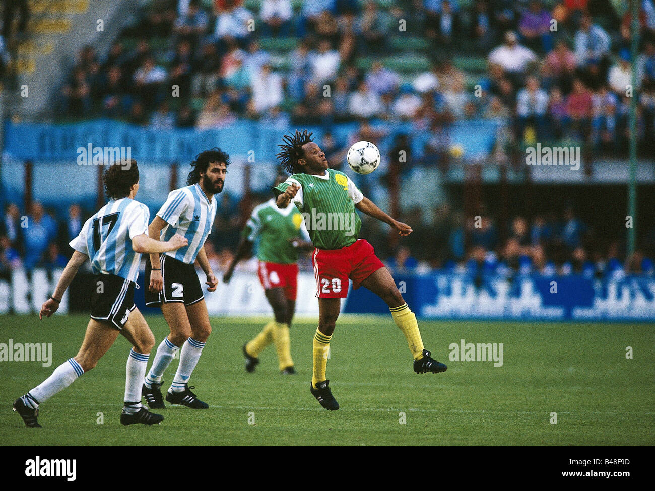 Sport / Sports, football, football, coupe du monde 1990, finale, match de groupe, Argentine contre le Cameroun, (0:1) à Milan, Italie, 8.6.1990, jeu d'ouverture, scène avec Cyrille Makanaky, match, historique, XXe siècle, peuple, années 1990, Banque D'Images