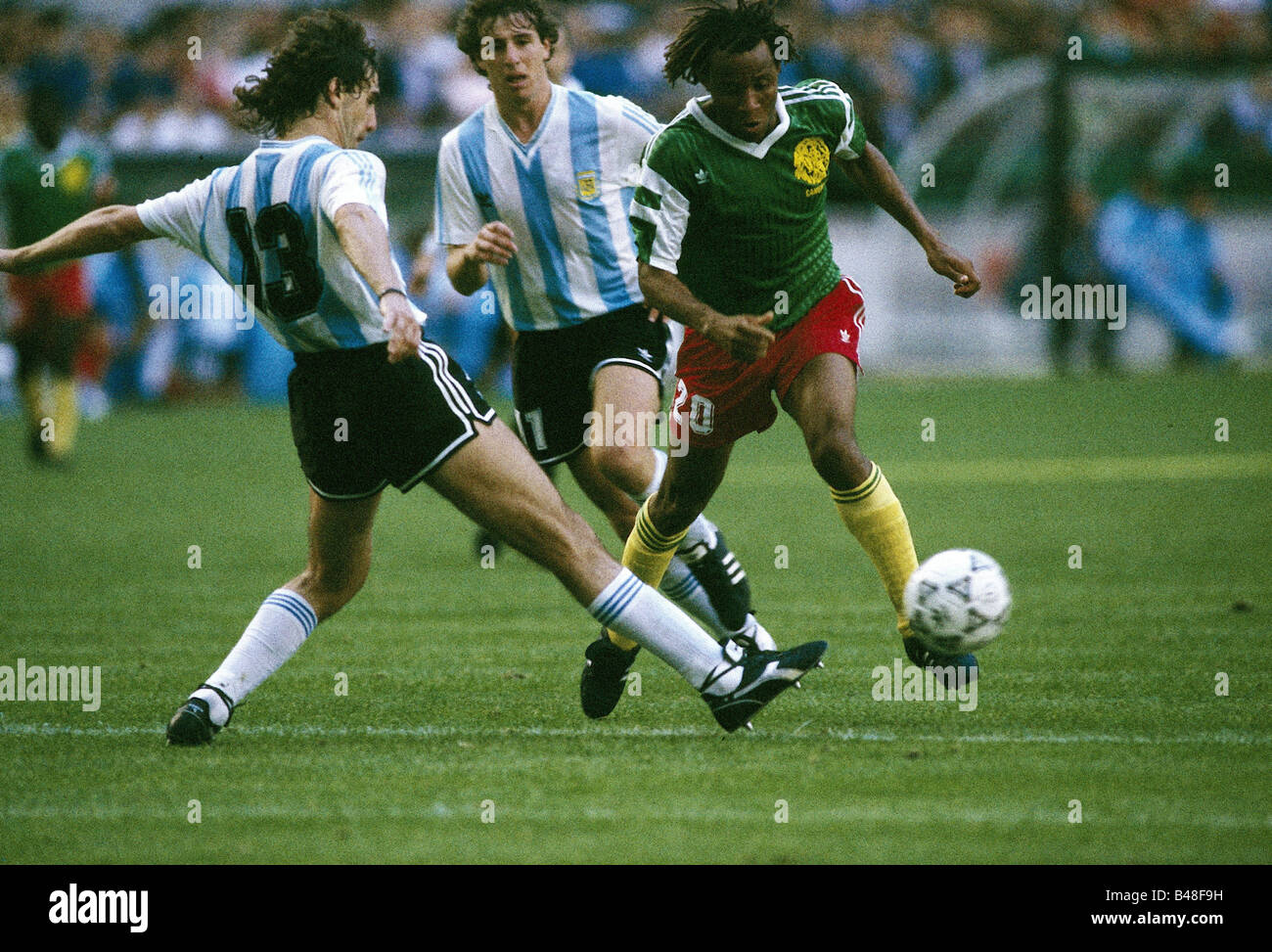 Sport / Sports, football, football, coupe du monde 1990, finale, match de groupe, Argentine contre le Cameroun, (0:1) à Milan, Italie, 8.6.1990, jeu d'ouverture, scène avec Cyrille Makanaky et Nestor Lorenzo, match, historique, XXe siècle, peuple, années 1990, Banque D'Images