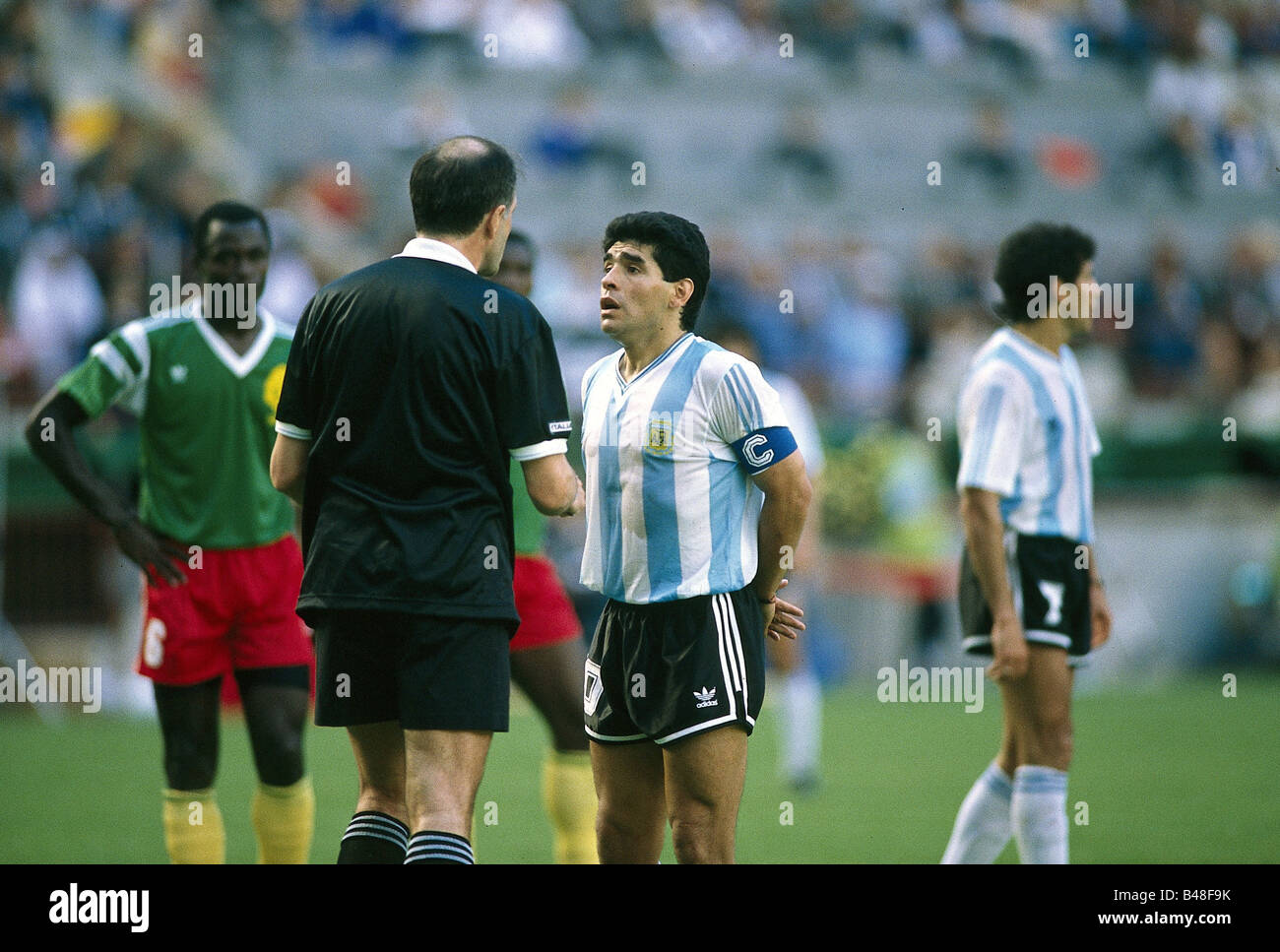 Sport / Sports, football, football, coupe du monde 1990, finale, match de groupe, Argentine contre le Cameroun, (0:1) à Milan, Italie, 8.6.1990, jeu d'ouverture, scène avec Diego Maradona et l'arbitre Michel Vautrot, match, historique, historique, XXe siècle, personnes, années 1990, Banque D'Images