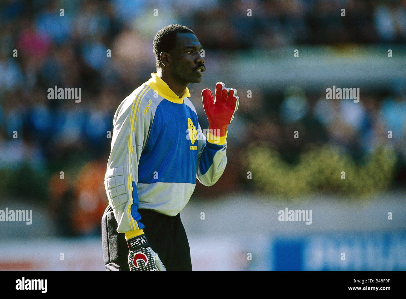 Sport / Sports, football, football, coupe du monde 1990, finale, match de groupe, Argentine contre le Cameroun, (0:1) à Milan, Italie, 8.6.1990, jeu d'ouverture, gardien de but, Thomas Nkono, match, historique, XXe siècle, peuple, années 1990, Banque D'Images