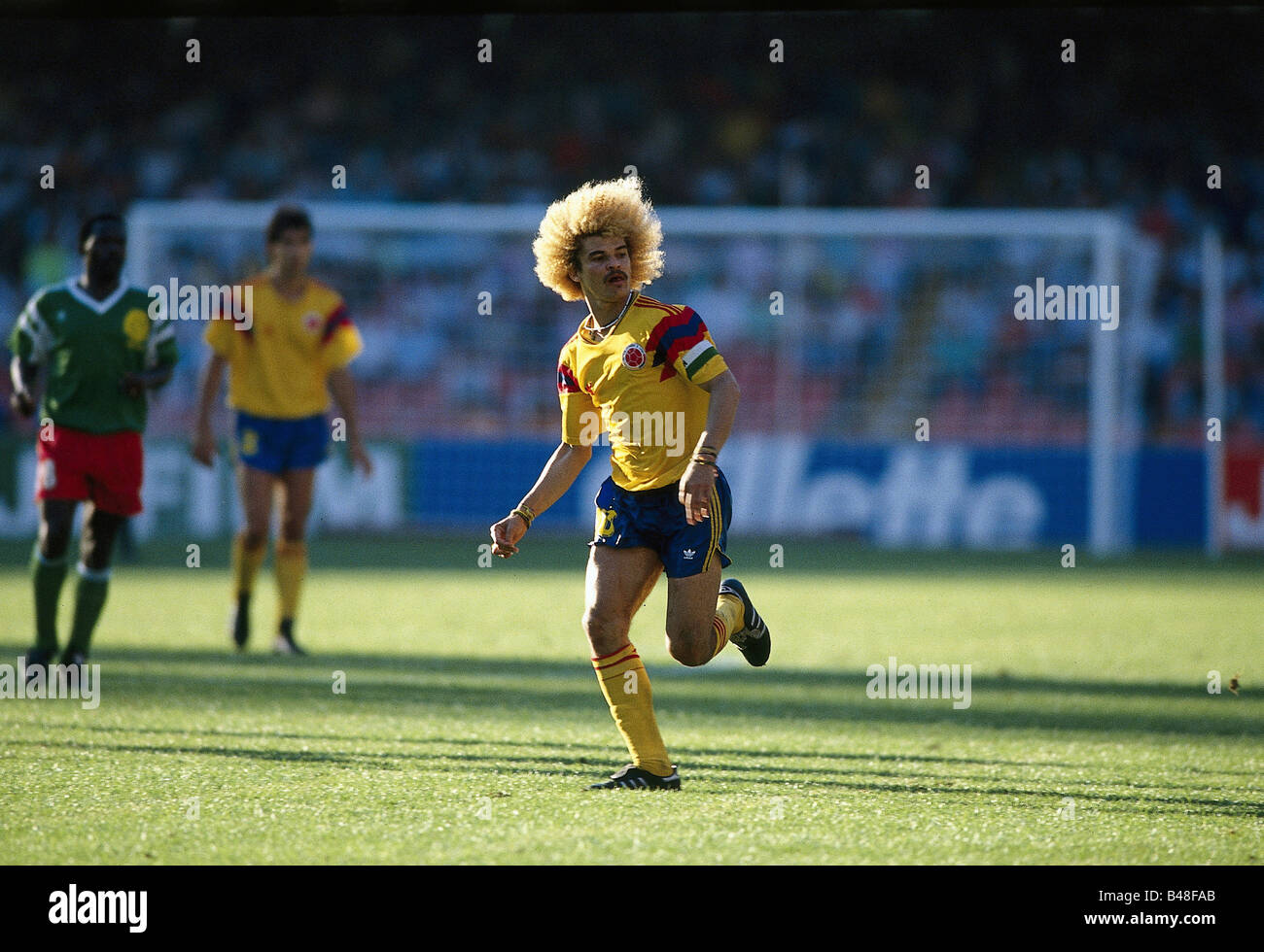 Sport / Sports, football, football, coupe du monde 1990, finale, seize dernières années, Cameroun contre Colombie, (2:1 n.V.) à Naples, Italie, 23.6.1990, scène avec Carlos Valderrama, capitaine d'équipe, match, historique, XXe siècle, peuple, années 1990, Banque D'Images