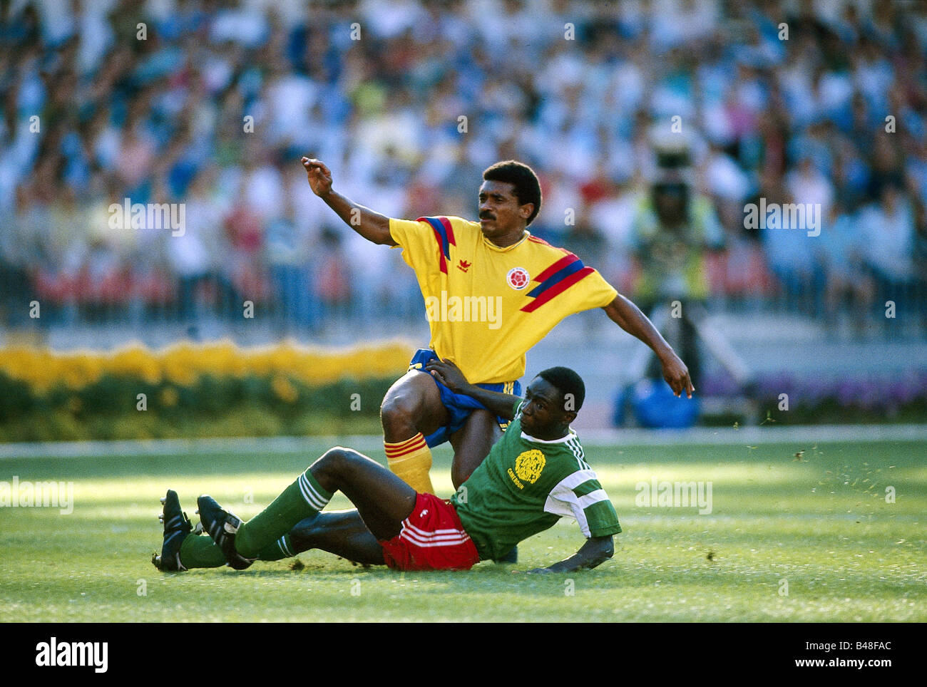 Sport / Sports, football, football, coupe du monde 1990, dernier tour, seize ans, Cameroun contre Colombie, (2:1 n.V.) à Naples, Italie, 23.6.1990, scène, duel, match, historique, XXe siècle, peuple, années 1990, Banque D'Images