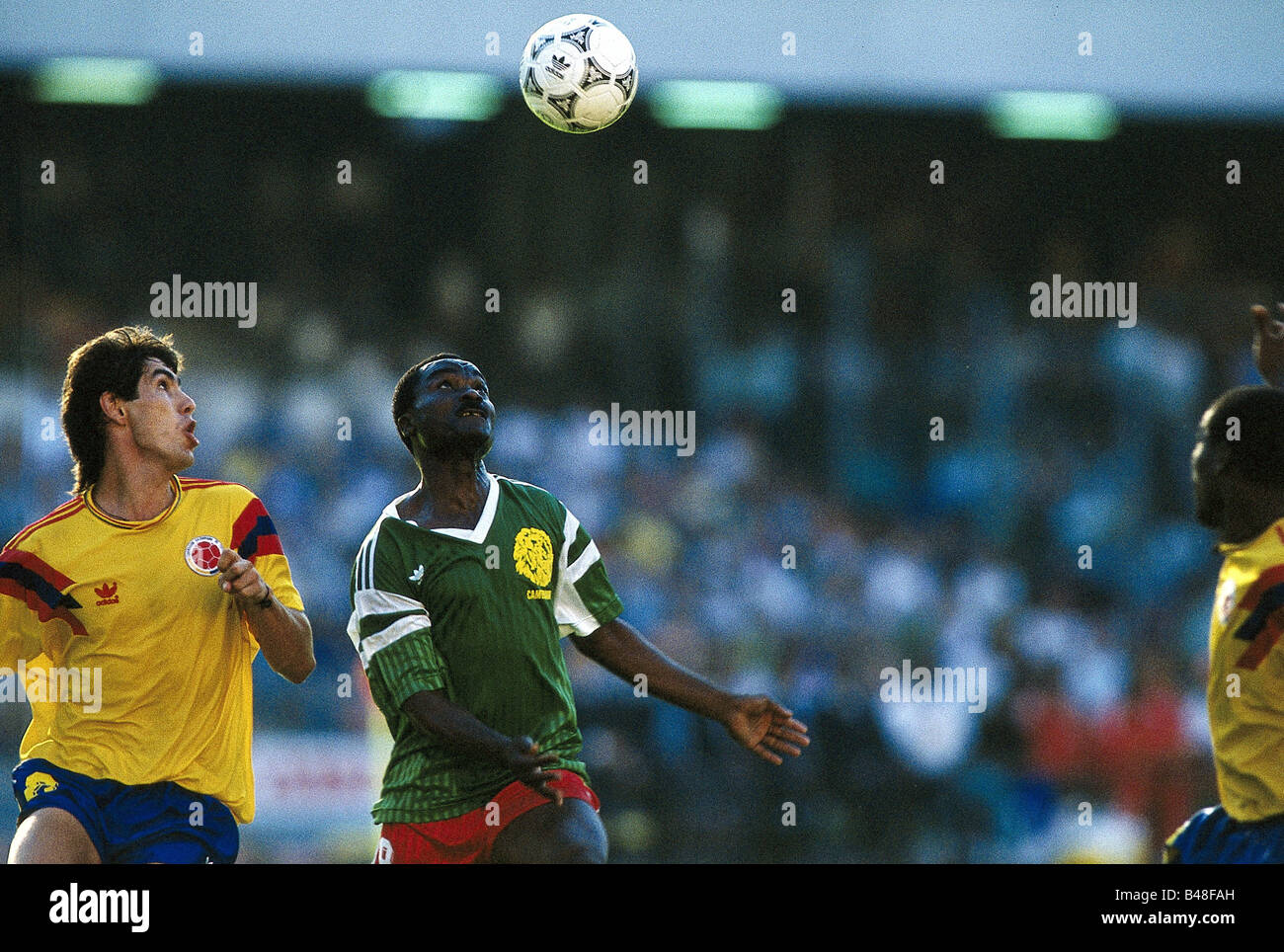 Sport / Sports, football, football, coupe du monde 1990, dernier tour, seize ans, Cameroun contre Colombie, (2:1 n.V.) à Naples, Italie, 23.6.1990, scène avec Roger Milla, match, historique, XXe siècle, peuple, années 1990, Banque D'Images
