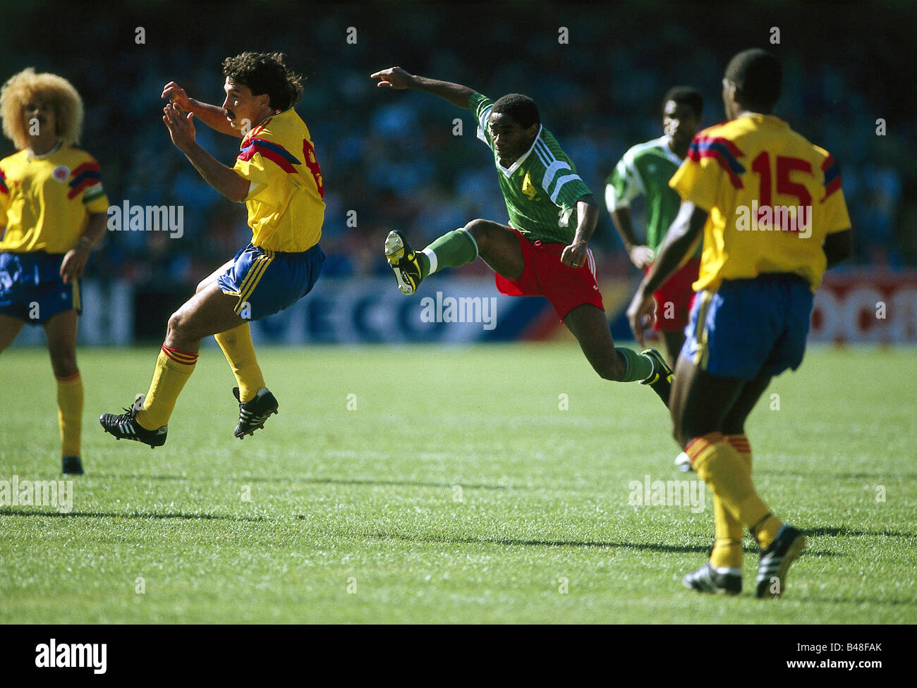 Sport / Sports, football, football, coupe du monde 1990, dernier tour, seize ans, Cameroun contre Colombie, (2:1 n.V.) à Naples, Italie, 23.6.1990, scène, match, historique, XXe siècle, peuple, années 1990, Banque D'Images