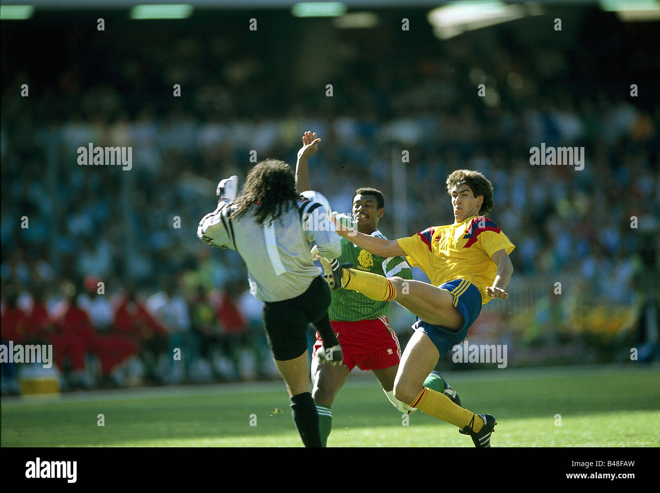 Sport / Sports, football, football, coupe du monde 1990, dernier tour, seize ans, Cameroun contre Colombie, (2:1 n.V.) à Naples, Italie, 23.6.1990, scène avec Rene Higuita, gardien de but, match, historique, XXe siècle, peuple, années 1990, Banque D'Images