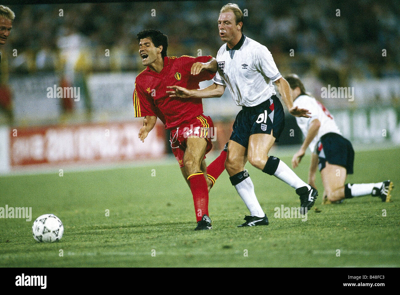 Sport / Sports, football, football, coupe du monde 1990, finale, seize dernières, Angleterre contre la Belgique, (1:0 n.V.) à Bologne, Italie, 26.6.1990, scène avec Steve McMahon et Vincenzo 'Enzo' Scifo, duel, match, , Banque D'Images