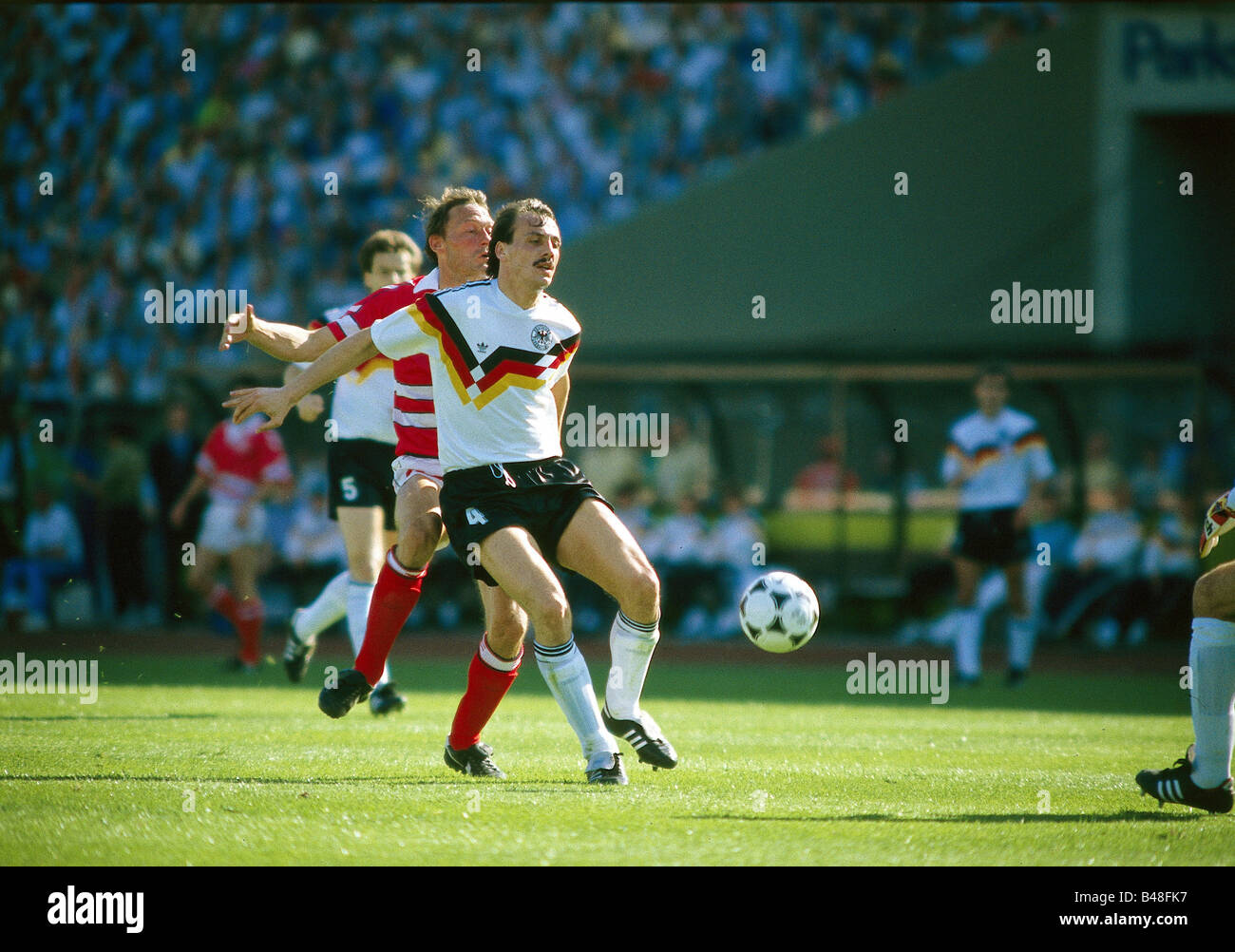 Sport / Sports, football, football, championnat d'Europe, EURO 1988, Allemagne contre le Danemark (2:0) à Gelsenkirchen, Allemagne, 14.6.1988, scène avec Jürgen Kohler, match, historique, XXe siècle, peuple, années 1980, Banque D'Images