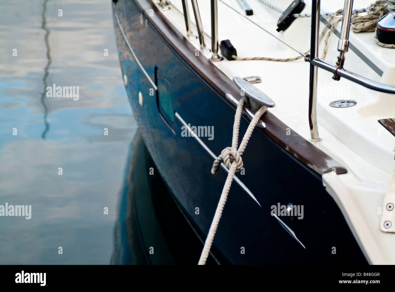 Navires à voile sur un jour nuageux près du sol Banque D'Images