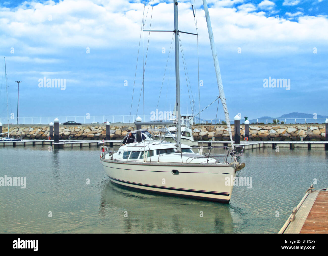 Navires à voile sur un jour nuageux près du sol Banque D'Images