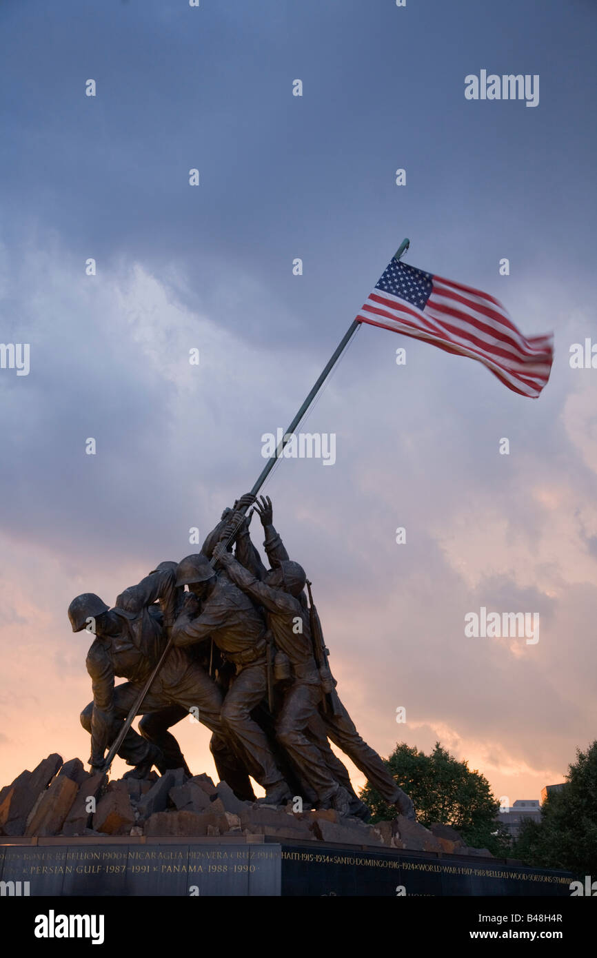 Le Marine Corps War Memorial dépeint des soldats américains nous élever un drapeau sur Iwo Jima pendant la Seconde Guerre mondiale, Arlington Virginia USA Banque D'Images