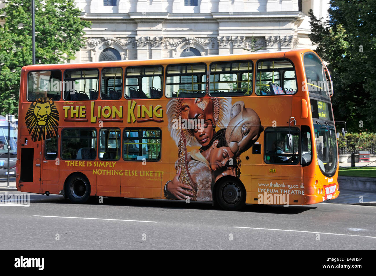 Bus à impériale de Londres d'un côté couvert de publicité colorée Graphiques pour le spectacle musical Lion King au Lyceum Theatre Angleterre Royaume-Uni Banque D'Images