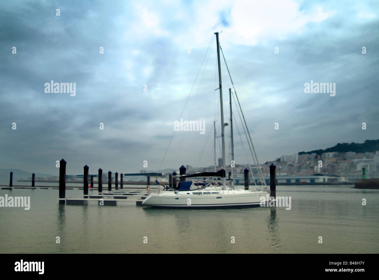 Navires à voile sur un jour nuageux près du sol Banque D'Images