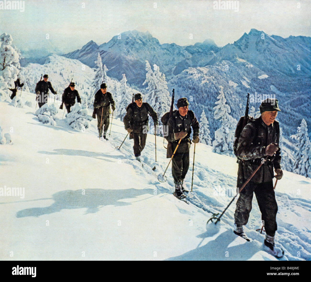 Les troupes de montagne de la Wehrmacht allemand gebirgsjager sur skis de fond dans les montagnes norvégiennes dans WWII Banque D'Images