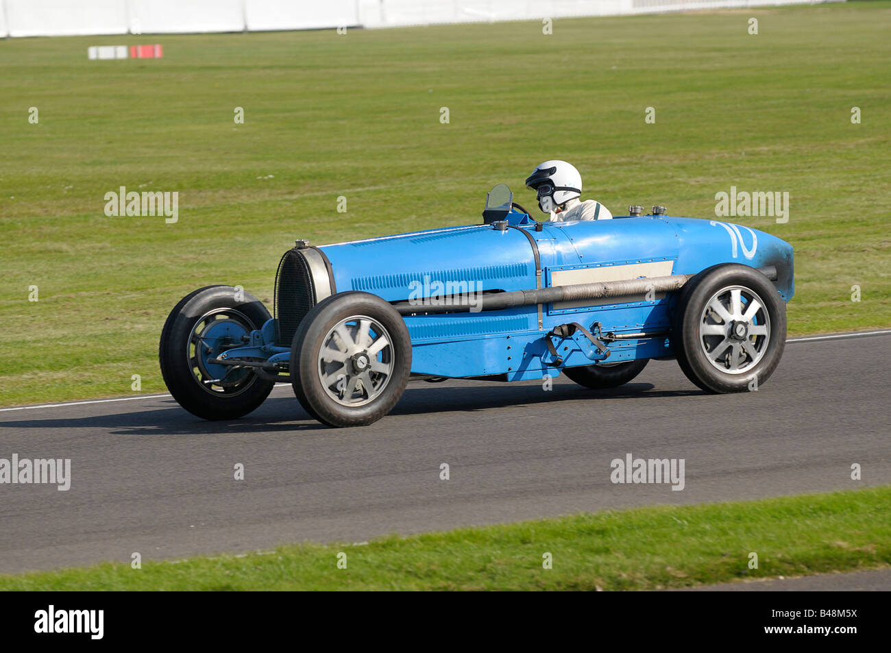 10 Olav Glasius au volant d'une Bugatti Type 54 1931 4900cc. 2008 Goodwood Revival Meeting. Banque D'Images