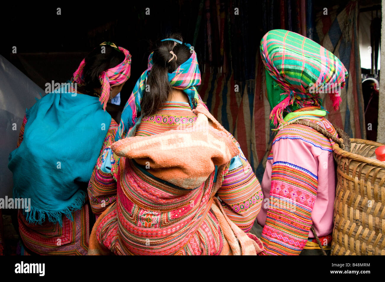 La vue arrière de trois femmes Flower Hmong à Muong Khuong Vietnam marché Banque D'Images