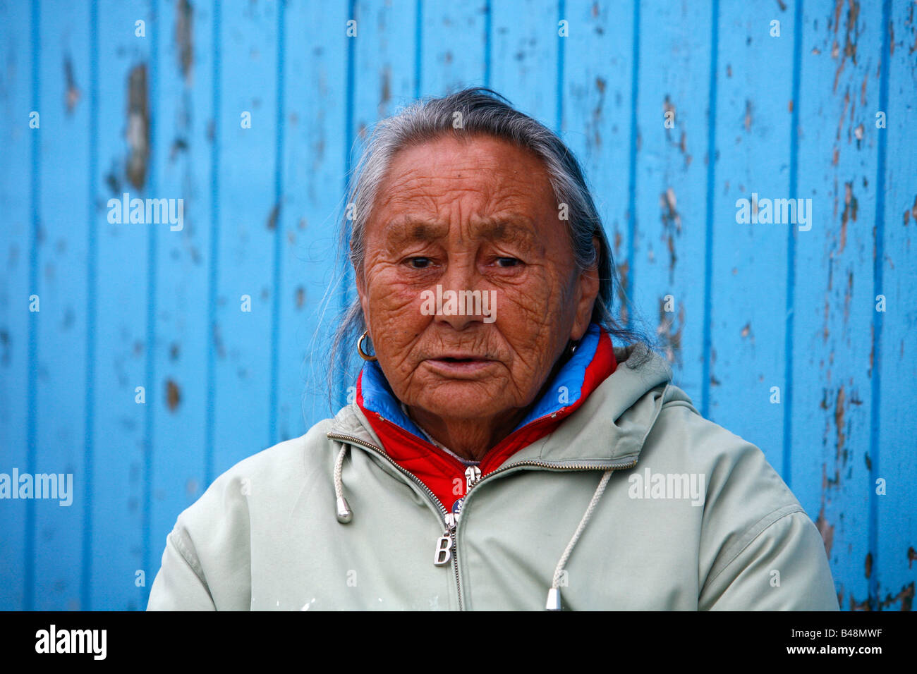 Août 2008 - Portrait d'une vieille femme dans le petit village de Groenland Itilleq Banque D'Images