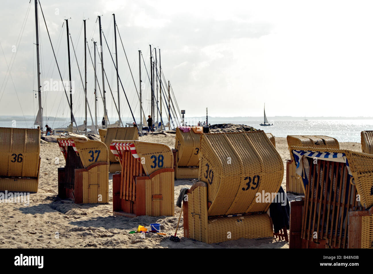 Chaises de plage et de mâts de bateau sur la plage de la mer Baltique sur l'île de Poel, Allemagne Banque D'Images