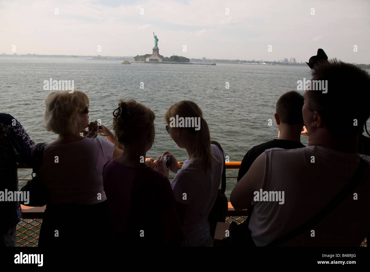 Les passagers sur le Staten Island Ferry prendre des photos de la Statue de la Liberté Banque D'Images