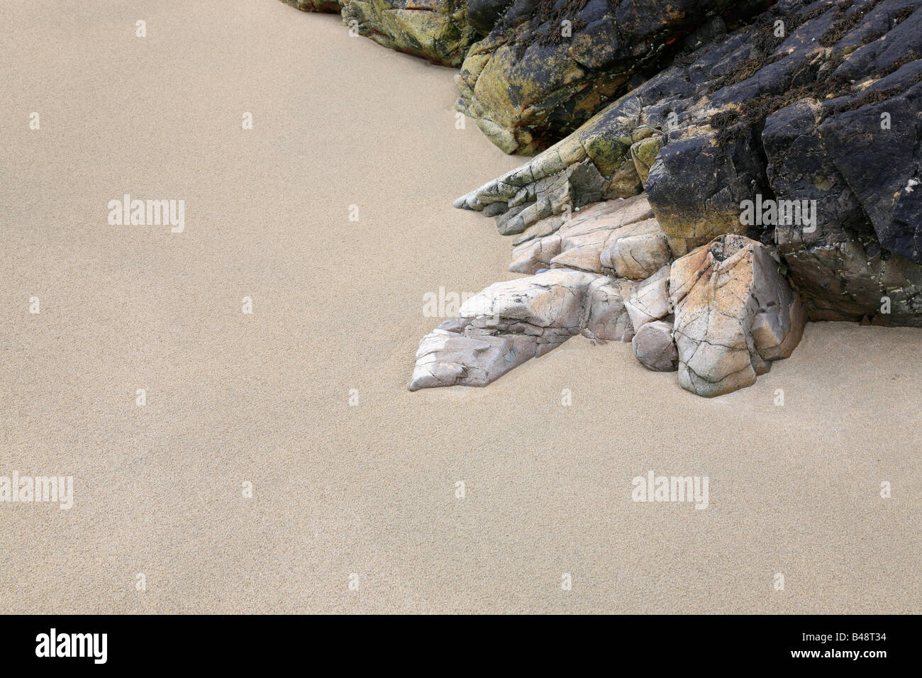 La pierre ou le sable sur une plage alors que la marée basse à la côte atlantique, l'Irlande, natural pattern Banque D'Images