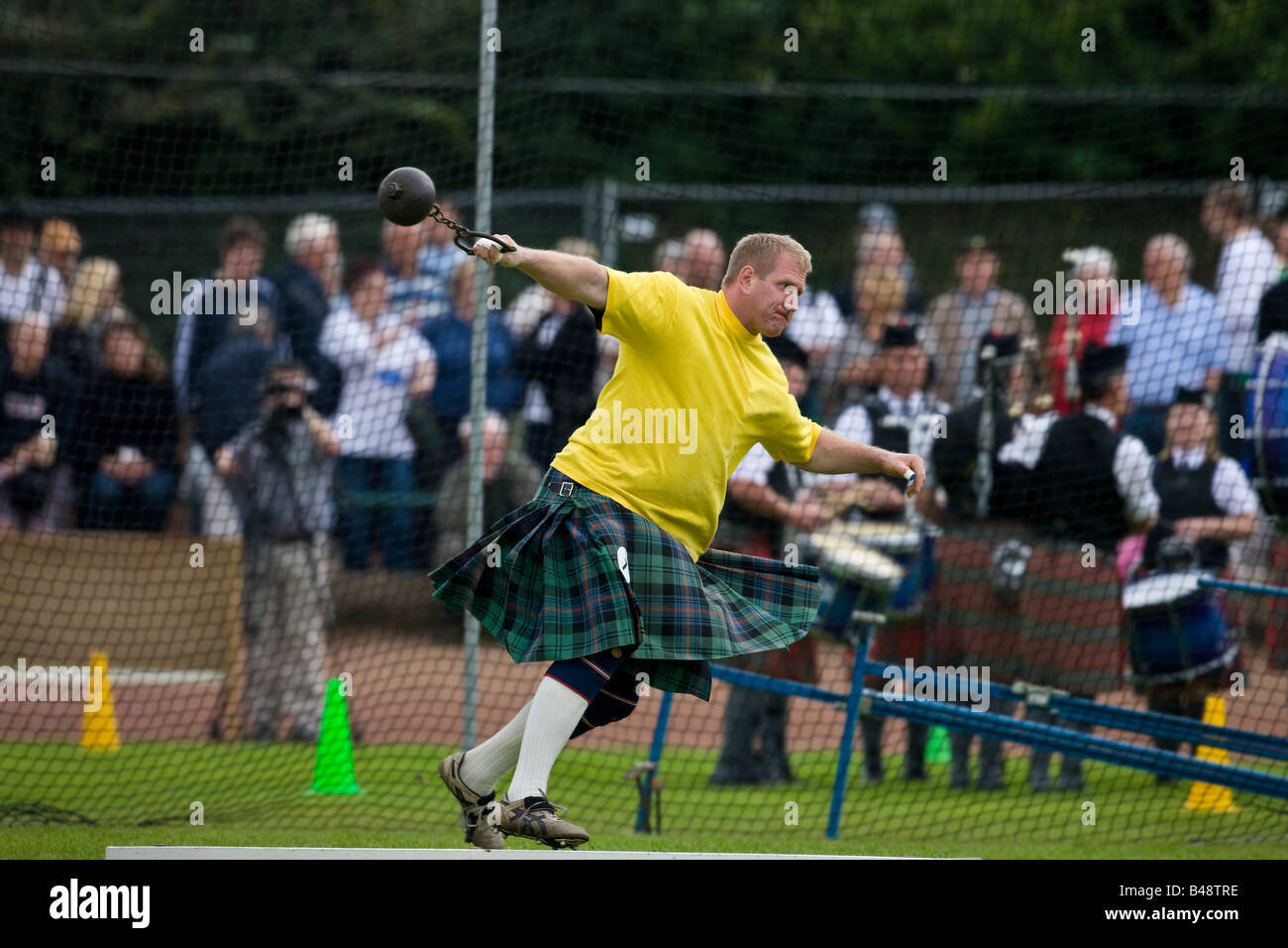 Sportsman à propos de jeter le marteau de l'année. Cowal Jeux écossais traditionnel qui se tient chaque année à Dunoon en Ecosse Banque D'Images