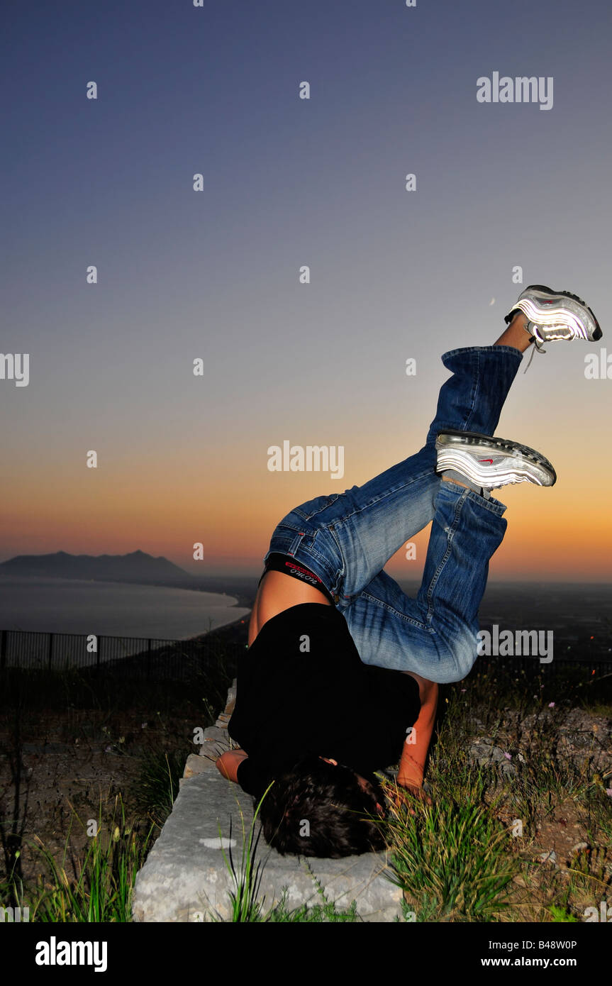 Breakdancing avec la vue sur le mont circeo au coucher du soleil de la pointe de Terracina, italie Banque D'Images