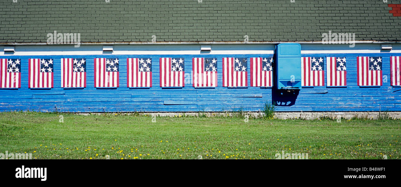 Grange avec des drapeaux américains dans le comté de porte au Wisconsin Banque D'Images